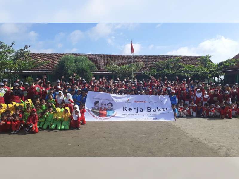 Kerja Bakti Karyawan EMCL Bersama Masyarakat&nbsp;dalam ExxonMobil Volunteer Program