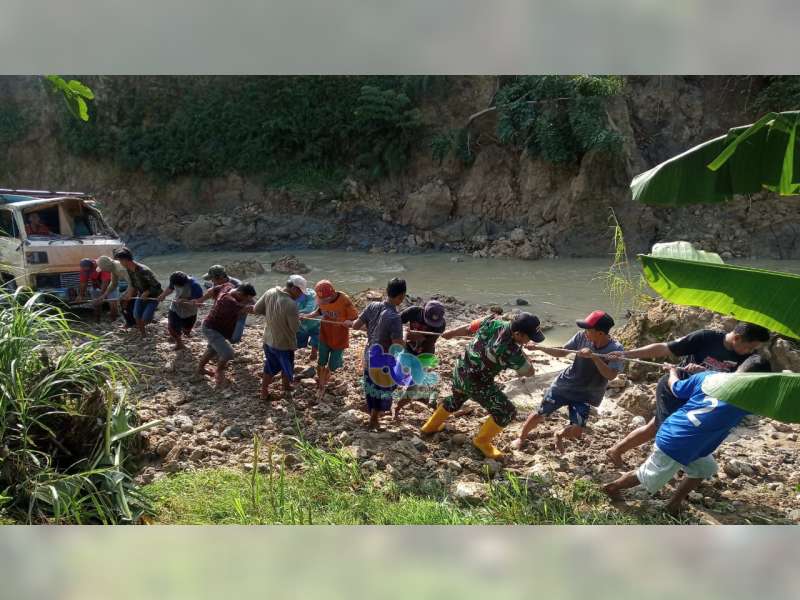 Truk Yang Terseret Arus Sungai di Bubulan Bojonegoro, Telah Berhasil Dievakuasi