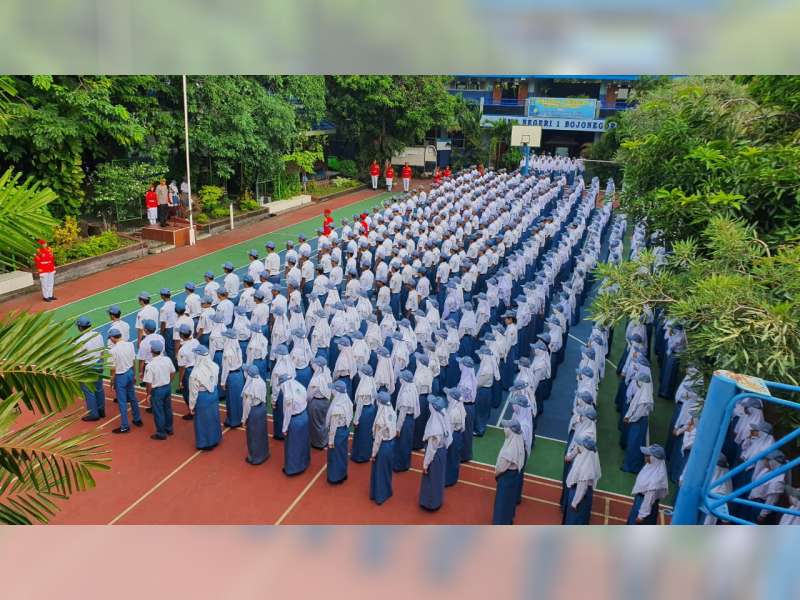 Polisi di Bojonegoro Jadi Inspektur Upacara di 100 Sekolah
