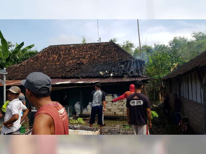 Diduga Akibat Korsleting Listrik, Rumah Warga Malo Bojonegoro Terbakar