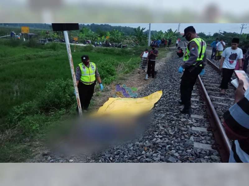 Tertabrak Kereta Api, 2 Orang Pemotor Warga Kalitidu Bojonegoro Tewas di TKP