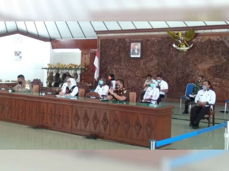 Bupati Anna Muawanah Bicara Tentang Penanganan Covid-19 di Bojonegoro Melalui Webinar