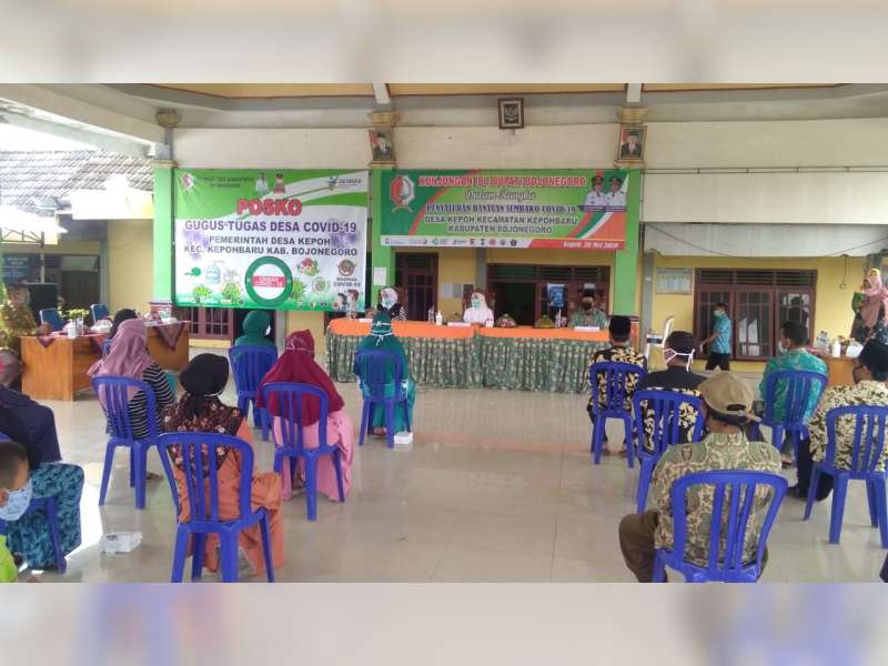 Bupati Bojonegoro Hadiri Penyaluran Sembako di Desa Sugihwaras dan Desa Kepoh, Kepohbaru &nbsp;