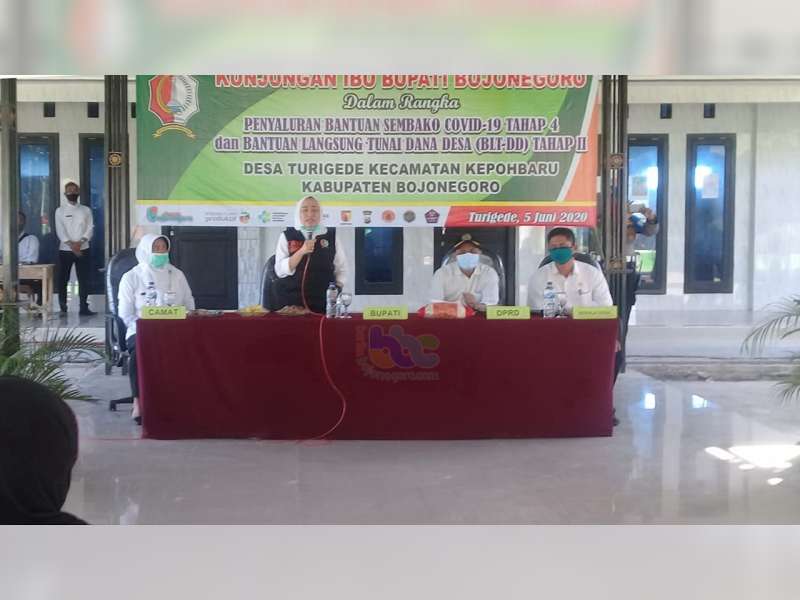 Bupati Bojonegoro Hadiri Penyaluran Sembako dan BLT Dana Desa di Kepohbaru