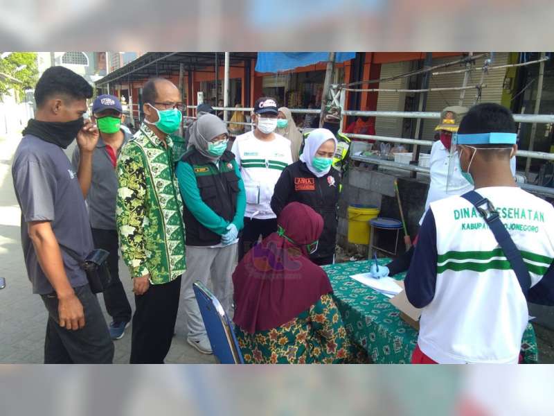 Pemkab Bojonegoro Lakukan Rapid Test Pedagang Pasar Sugihwaras, Kedungadem dan Tinggang