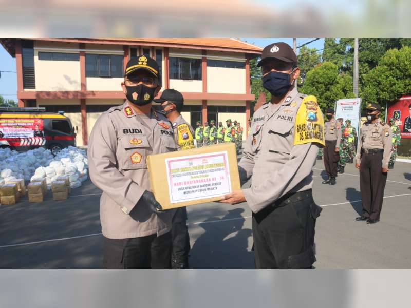 Polres Bojonegoro Salurkan 1.000 Paket Sembako pada Warga Terdampak Covid-19