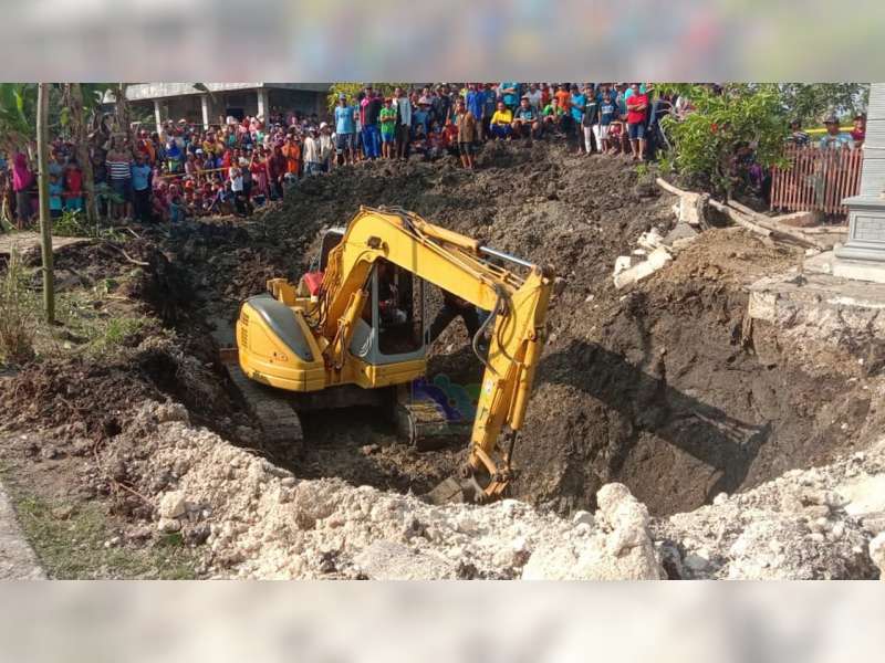 Foto Proses Evakuasi Korban Tertimbun Longsoran Galian Sumur di Sumberrejo Bojonegoro