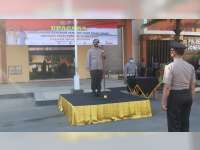Anggota Polres Bojonegoro Terima Penghargaan Kenaikan Pangkat Luar Biasa dari Kapolri