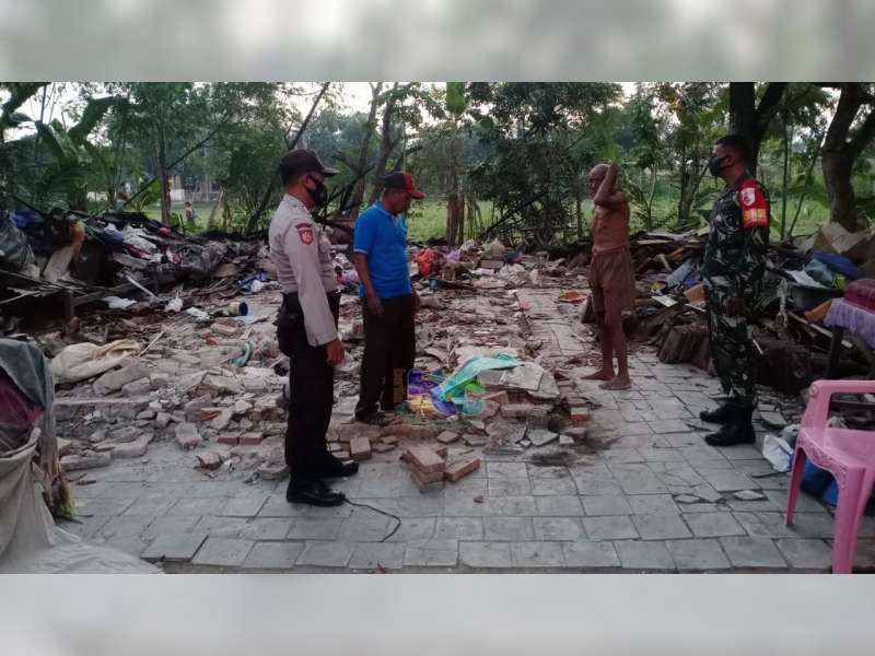 Diduga Sudah Lapuk, Rumah Seorang Kakek di Dander Bojonegoro, Roboh
