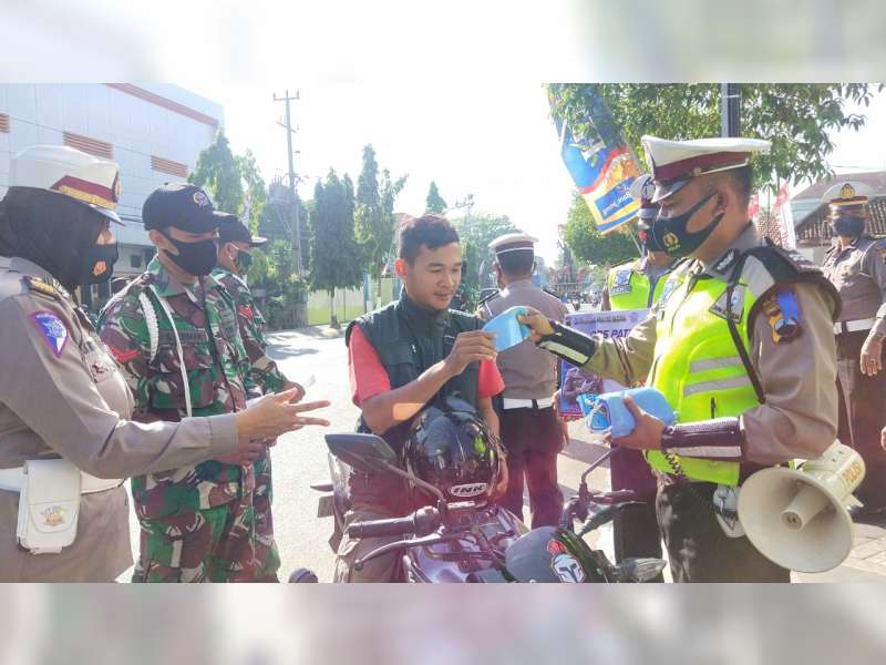 Operasi Patuh 2020, TNI dan Polri di Blora Bagikan Masker Gratis pada Pengguna Jalan