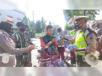 Operasi Patuh 2020, TNI dan Polri di Blora Bagikan Masker Gratis pada Pengguna Jalan