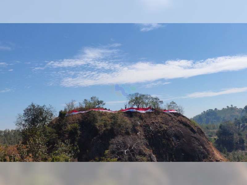 Bendera Merah Putih Sepanjang 75 Meter Dibentangkan di Bukit Watu Gondang, Bojonegoro