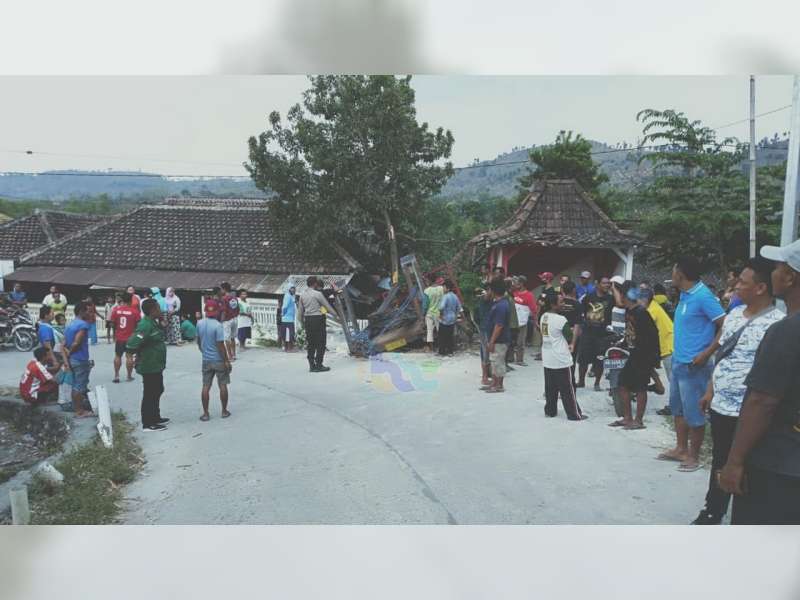 Rem Blong, Truk di Sekar Bojonegoro, Serempet Motor dan Seruduk Pagar Rumah Warga