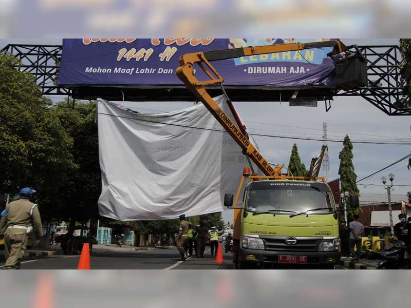 Bawaslu Blora Tertibkan APK Pasangan Calon Bupati dan Wakil Bupati, dalam Pilkada 2020