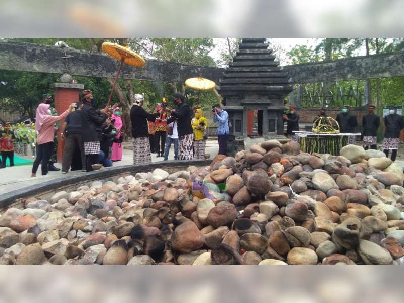 Peringatan Hari Jadi Bojonegoro 2020 Diawali dengan Prosesi Pengambilan Api di Khayangan Api&nbsp;
