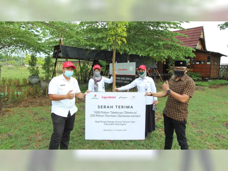 EMCL Serah Terimakan 1.250 Pohon pada Dinas Lingkungan Hidup Bojonegoro