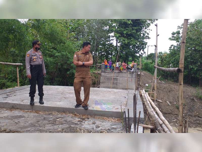 Diterjang Banjir, Jembatan Darurat di Desa Panjang Kecamatan Kedungadem Bojonegoro, Putus