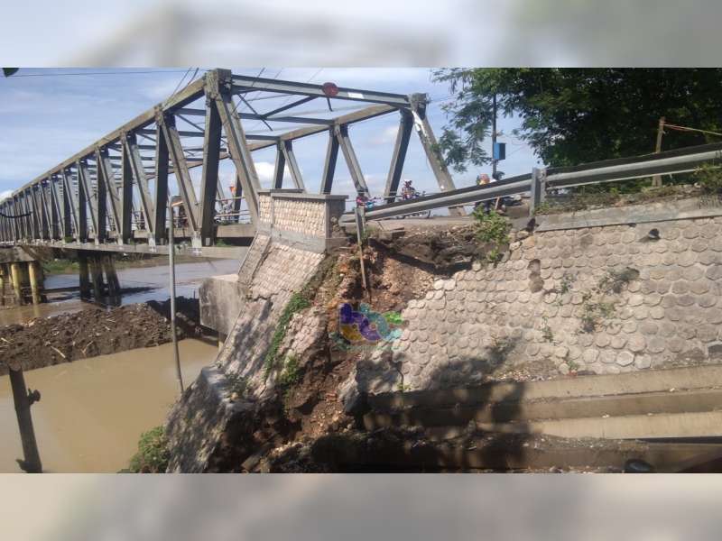 Tembok Jembatan Glendeng, Penghubung Tuban-Bojonegoro Retak, Aparat Lakukan Rekayasa Jalur