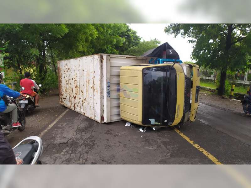Tabrak Mobil Sedan, Kendaraan Truk Boks di Sumberrejo Bojonegoro Terguling