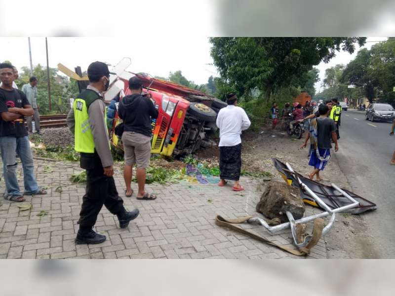 Diduga Pengemudi Mengantuk, Truk Bermuatan Ayam di Kapas Bojonegoro Terperosok di Bahu Jalan