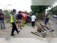 Diduga Pengemudi Mengantuk, Truk Bermuatan Ayam di Kapas Bojonegoro Terperosok di Bahu Jalan