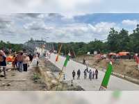 Puluhan Tahun Menunggu, Warga Antusias Sambut Peresmian Jembatan Terusan Bojonegoro-Blora