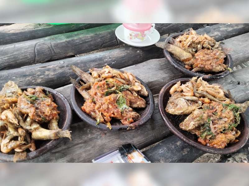 Di Tengah Pandemi COVID-19, Warung Semok Ikan Gloso Bojonegoro Tetap Ramai Pembeli