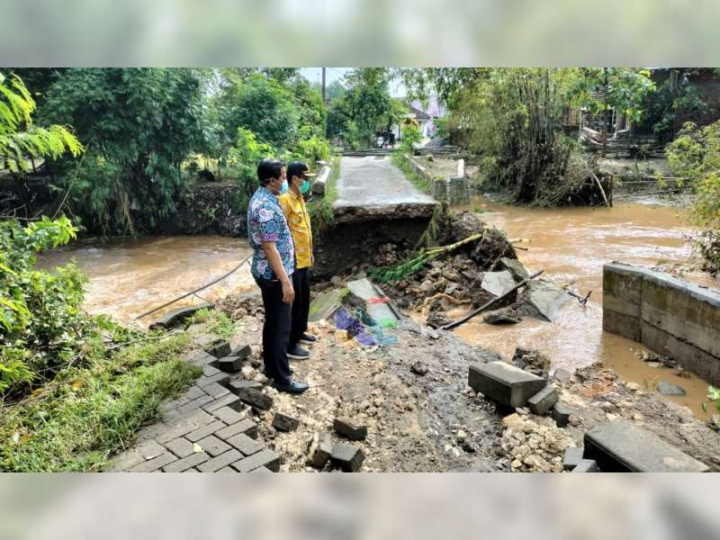 Diterjang Banjir, Tembok Jembatan di Desa Jatiblimbing, Dander, Bojonegoro, Ambrol