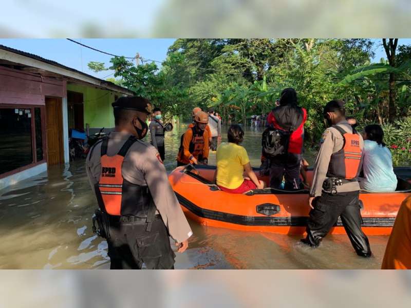 Polisi Evakuasi Warga Terdampak Banjir di Desa Sukorejo, Bojonegoro Kota
