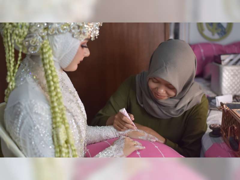 Mulanya Hanya Iseng, Gadis Asal Dander, Bojonegoro Tekuni Profesi Lukis Tangan Henna