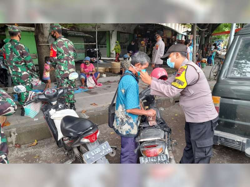 Antisipasi Penularan COVID-19 di Perbatasan, Polisi Blora Bagikan Masker Gratis untuk Warga