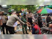 Kapolres dan Dandim Bojonegoro Bagi-bagi Masker di Kecamatan Dander