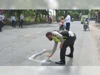 Antisipasi Kecelakaan Lalu Lintas, Sat Lantas Polres Bojonegoro Tandai Jalan Berlubang