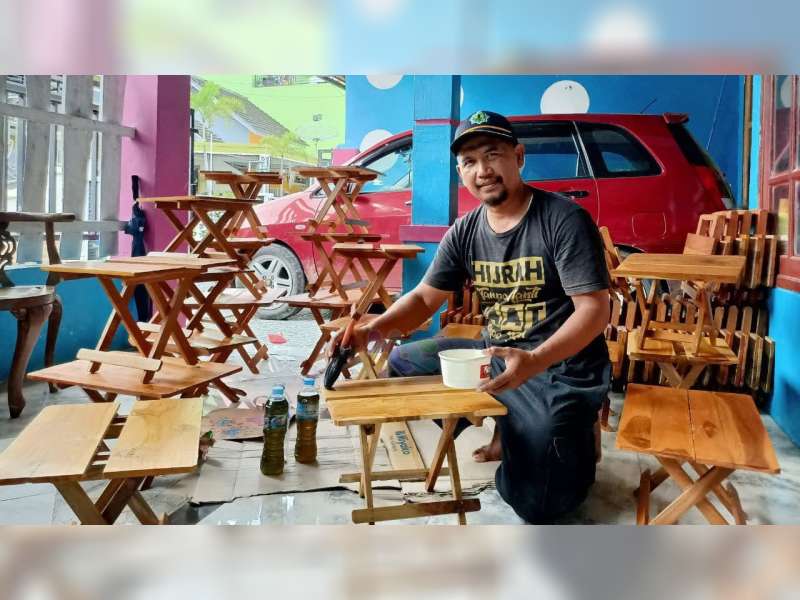 Ciptakan Lapangan Kerja, Perajin Meja Lipat di Bojonegoro Ini Butuh Bantuan Peralatan