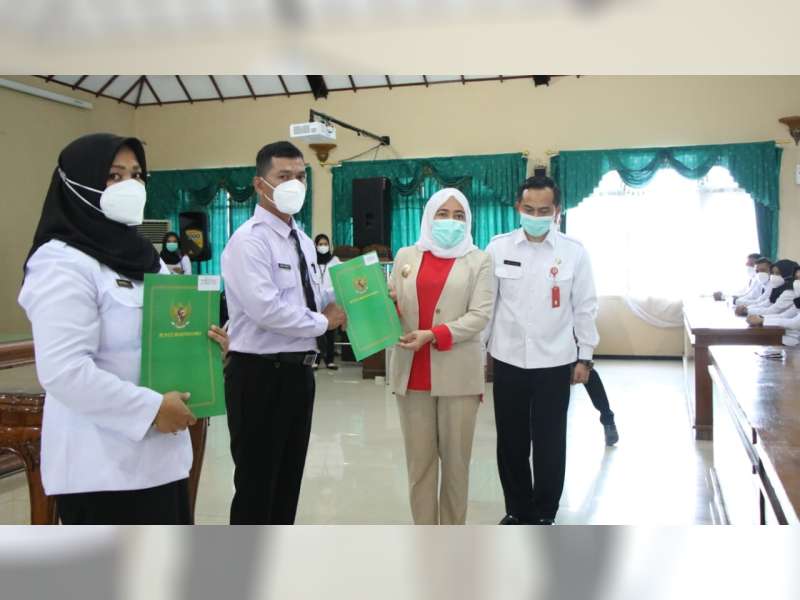 Bupati Bojonegoro Serahkan SK Pengangkatan Pegawai Pemerintah dengan Perjanjian Kerja