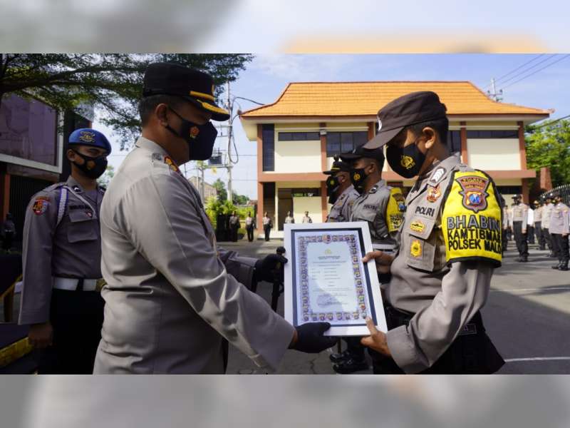 Kapolres Bojonegoro Beri Penghargaan 3 Personel yang Berprestasi
