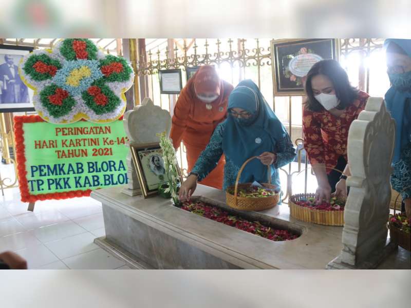 Peringati Hari Kartini, Tim Penggerak PKK Blora Ziarah ke Makam RA Kartini di Rembang