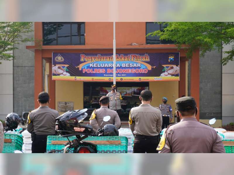 Polisi Bojonegoro Salurkan Zakat Fitrah 4,7 Ton Beras dan 50 Ribu Masker