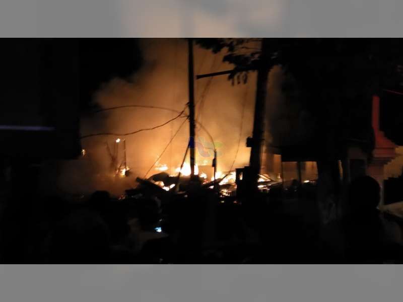Diduga Akibat Korsleting Listrik, 12 Unit Kios di Pasar Ayam Kota Bojonegoro Hangus Terbakar