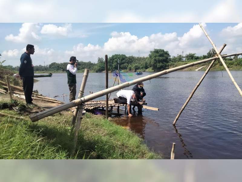 Diduga Tercemar, Air Sungai Bengawan Solo di Wilayah Bojonegoro Berubah Warna