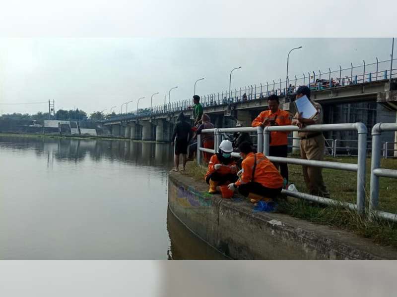 DLH Bojonegoro Lakukan Pengujian Air Sungai Bengawan Solo yang Diduga Tercemar