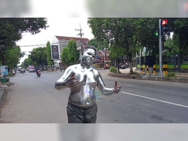 Kisah 'Manusia Silver' di Tuban, Rela Main Petak Umpet Hindari Razia Aparat demi Menyambung Hidup