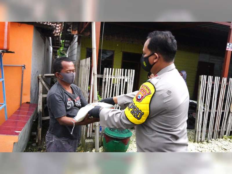 Kapolres Bojonegoro Salurkan Bantuan pada Warga Terdampak PPKM Darurat