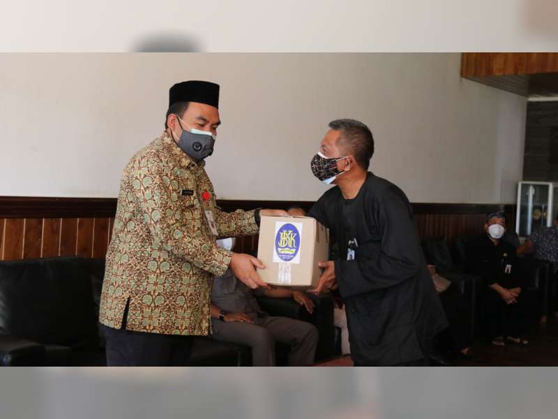 Ratusan PKL Terdampak PPKM Darurat di Blora Terima Bantuan Paket Sembako