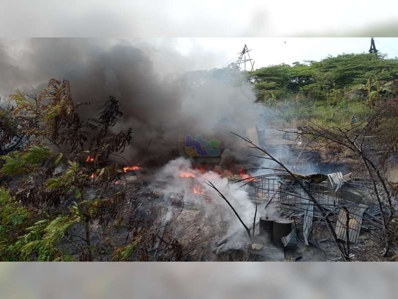 Rumah Pengolahan Minyak di Lokasi Tambang Sumur Tua di Kedewan, Bojonegoro, Terbakar