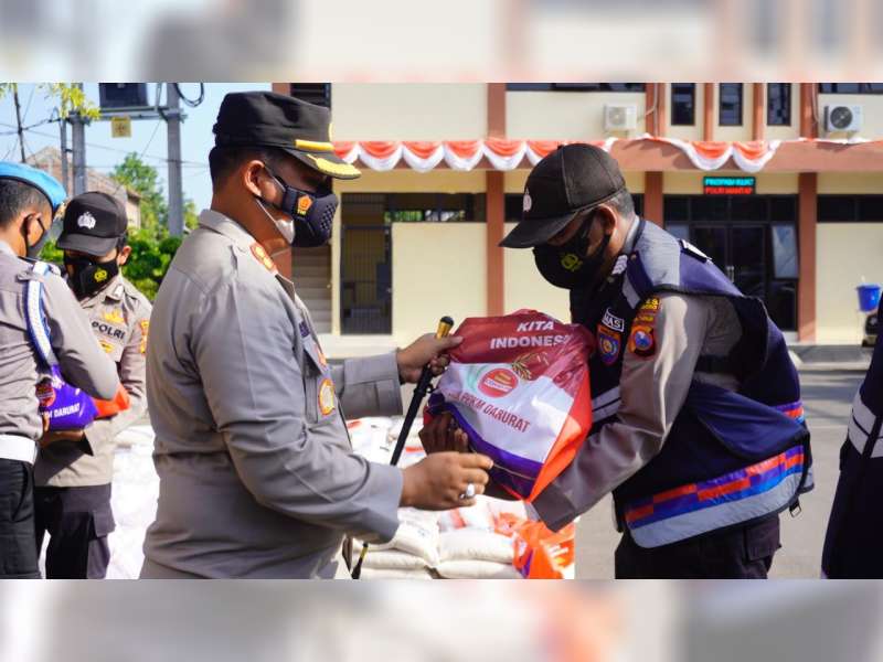 Polres Bojonegoro Salurkan Bantuan Sosial 3 Ton Beras pada Masyarakat Terdampak COVID-19