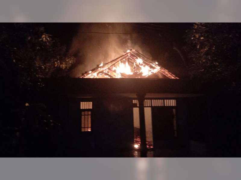 Diduga Akibat Korsleting Listrik, Rumah Milik Warga Bojonegoro Kota Terbakar