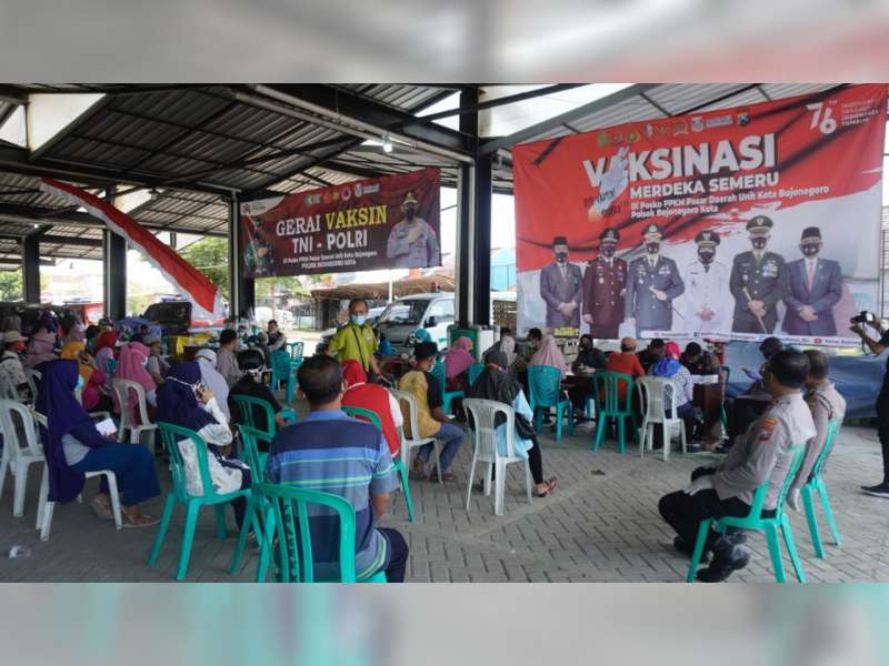 Polres Bojonegoro Gelar Vaksinasi Merdeka Semeru di Pasar Banjarejo