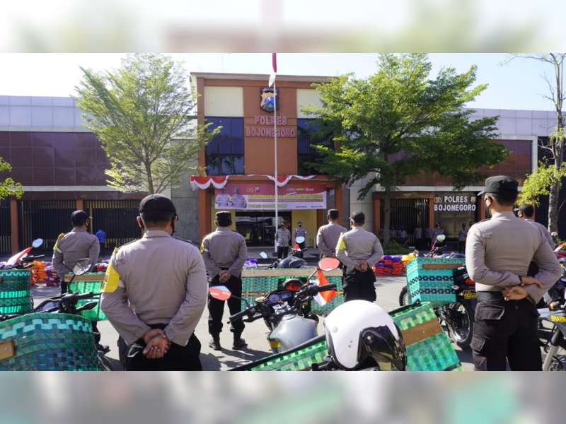 Polres Bojonegoro Salurkan Bansos dari Sekretaris Presiden bagi Warga Terdampak PPKM