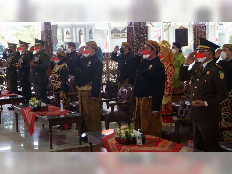 Kenakan Pakaian Adat, Bupati Blora Ikuti Upacara Detik-detik Proklamasi Secara Virtual